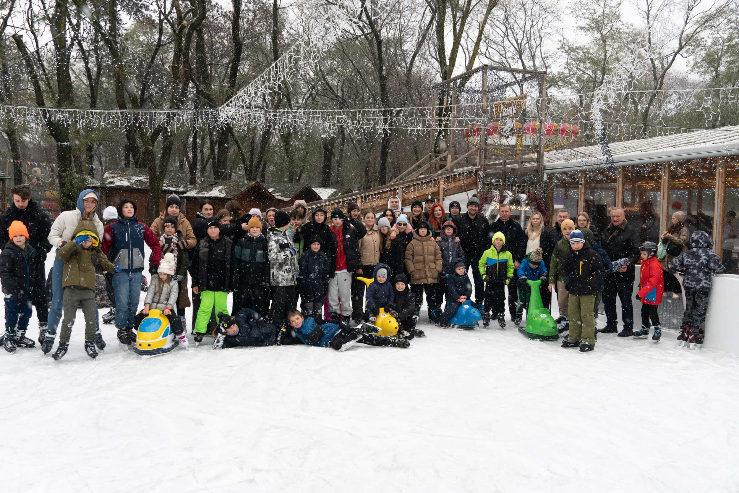 Безкоштовно покататися на ковзанах змогли діти військових та вихованці ужгородської ДЮСШ на ковзанці Bozdoshrink у Боздоському парку в Ужгороді