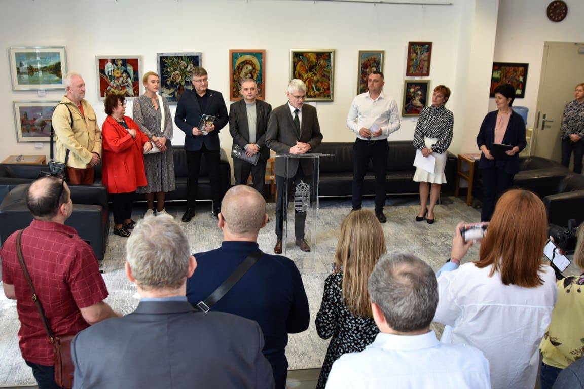 У Генеральному консульстві Угорщини в Ужгороді відкрили виставку робіт подружжя Кузьми