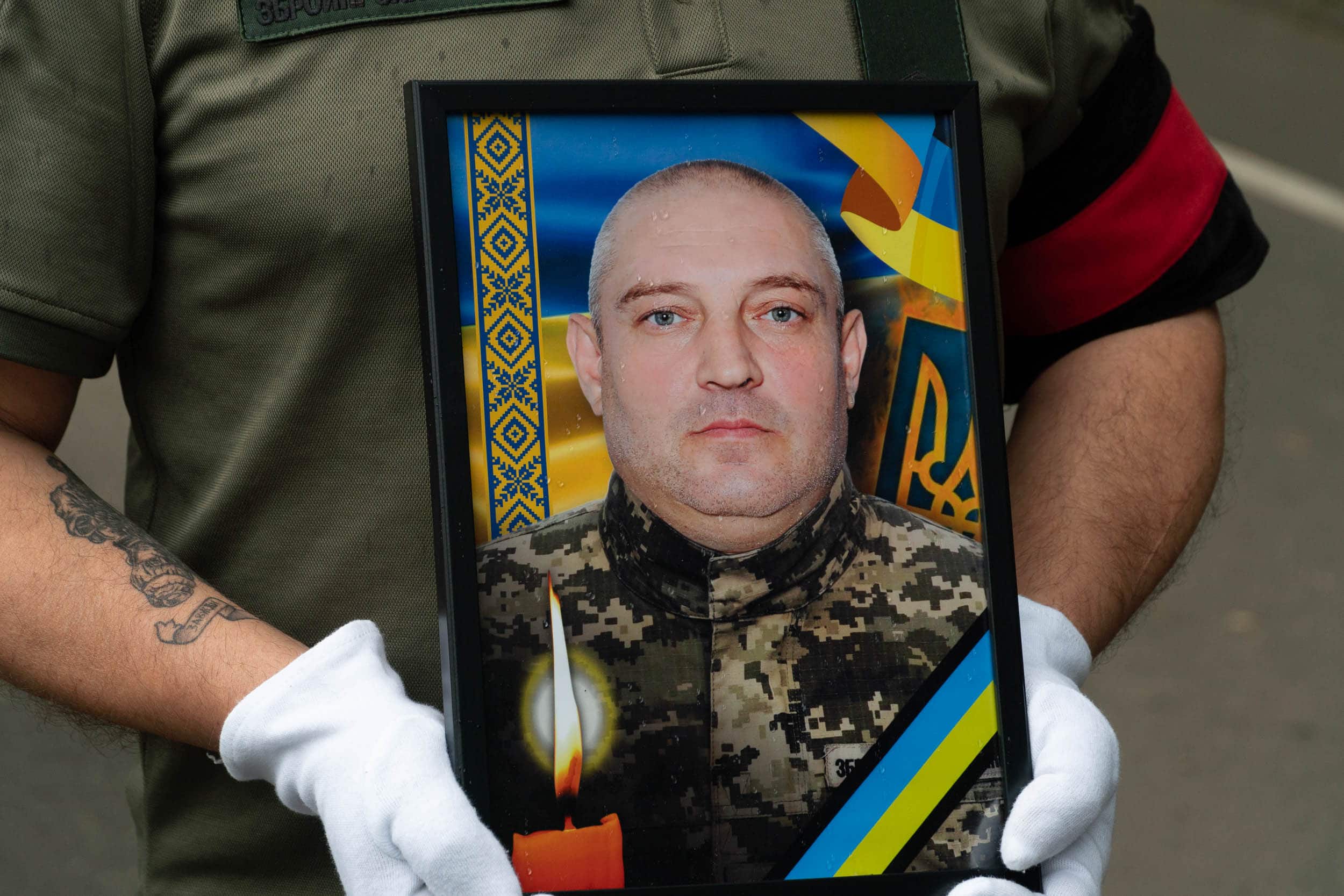 В Ужгороді сьогодні попрощалися із 45-річним солдатом, стрільцем-зенітником Юрієм Семиряжком