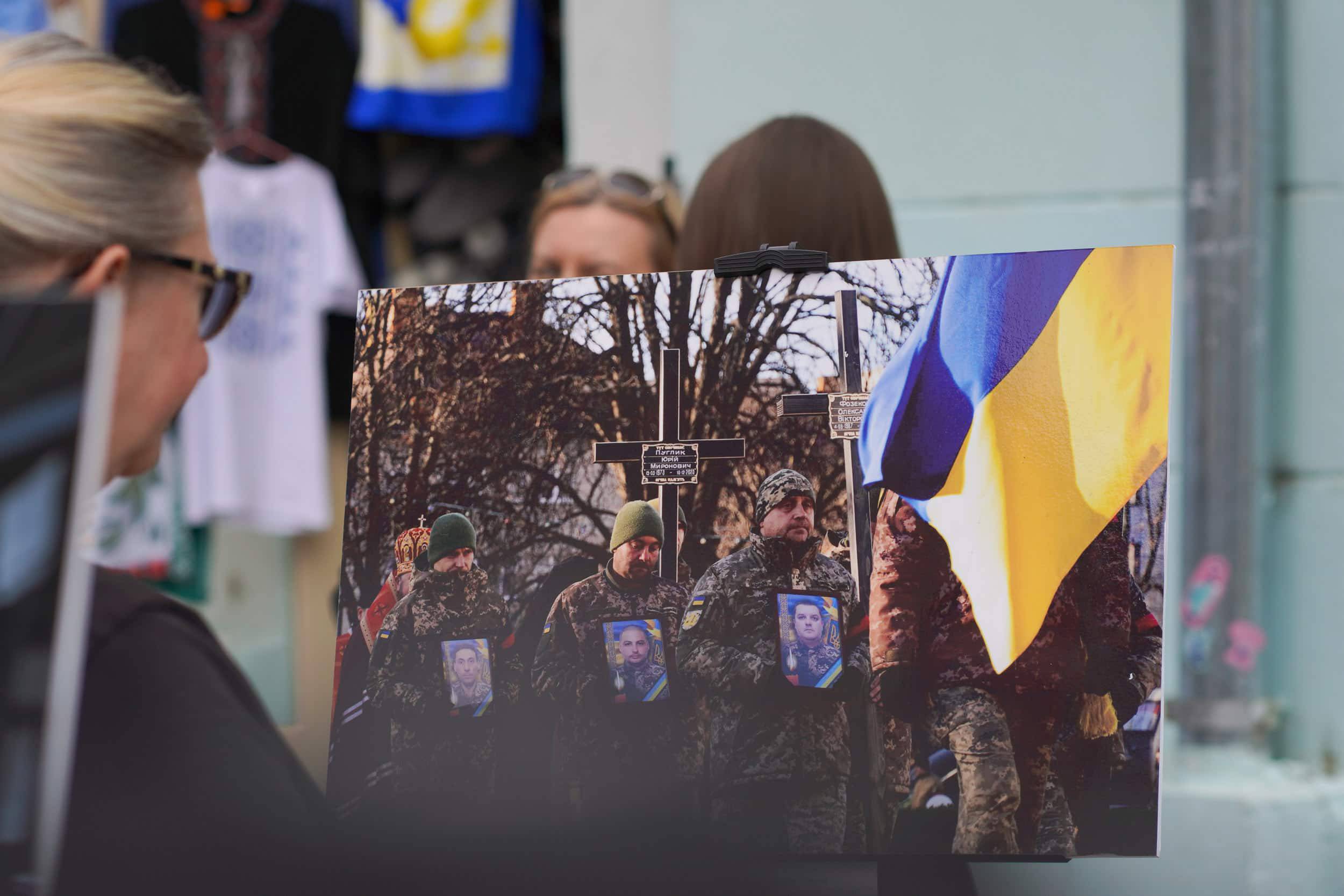 «Закарпаття і війна. Два непрості роки» – одноденна виставка фоторобіт тривала в Ужгороді