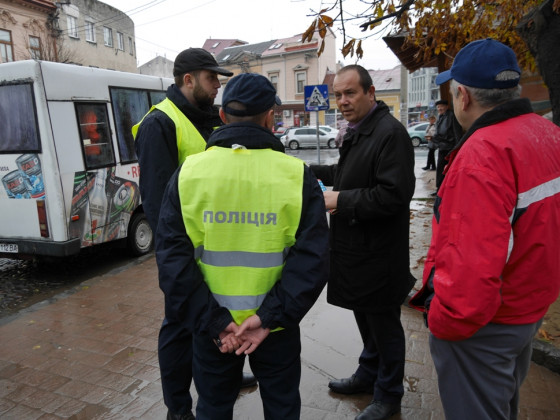 Ужгородським водіям нагадали про необхідність дотримуватися правил паркування автомобілів біля автобусних зупинок