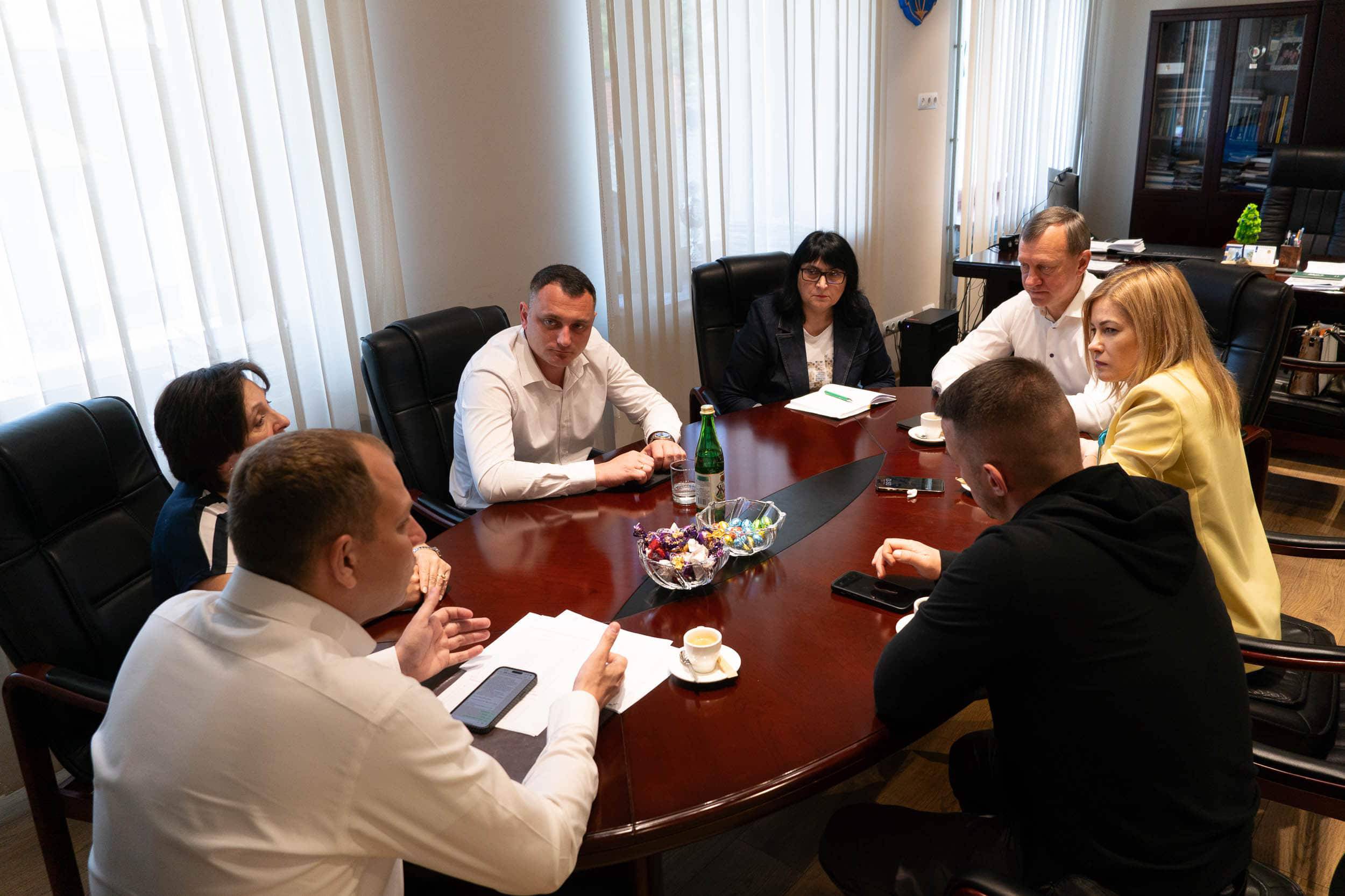 Умови навчання у комунальних закладах освіти Ужгорода, забезпечення їх укриттями обговорили на зустрічі у міськраді