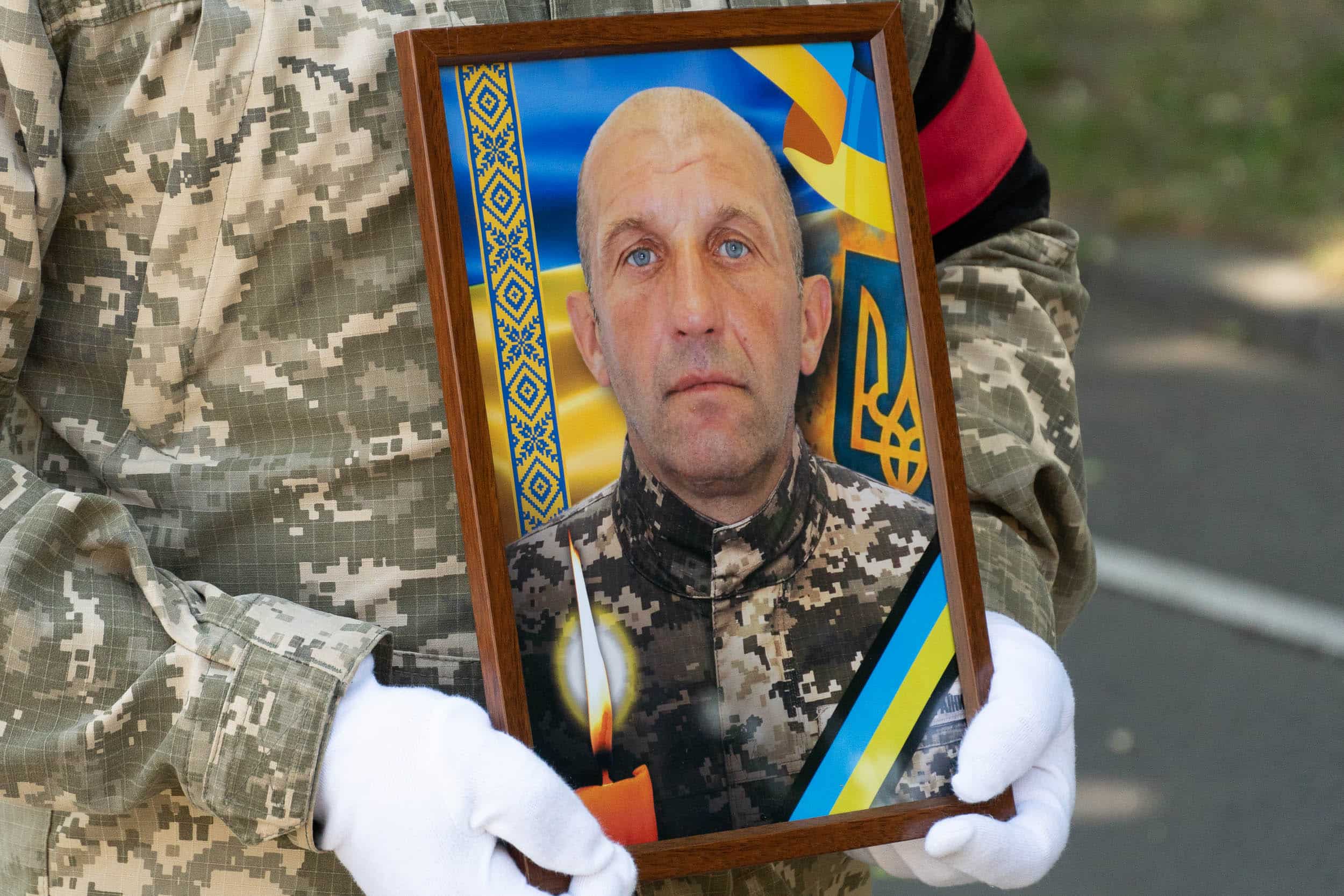 В Ужгороді сьогодні провели в останню земну дорогу 53-річного захисника України – молодшого сержанта, гранатометника Віктора Іллара
