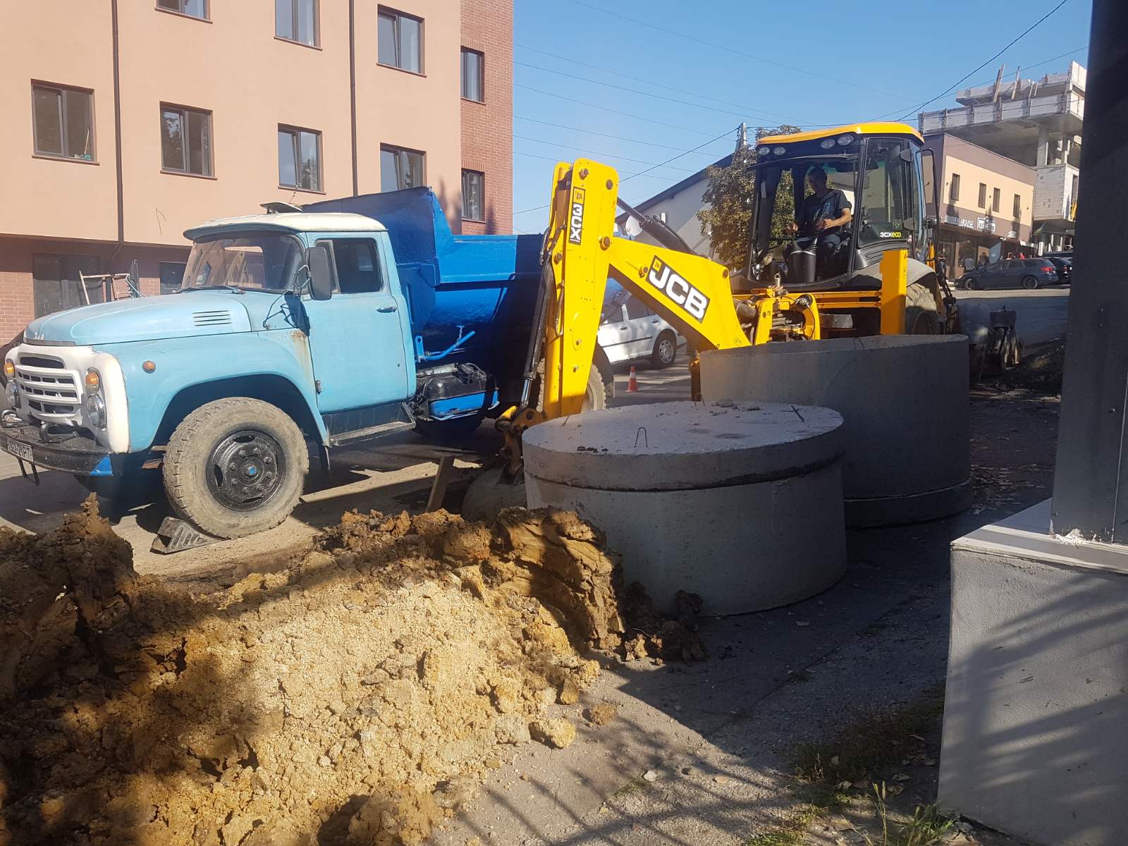 На вул. Олександра Грибоєдова триває заміна аварійної водопровідної мережі