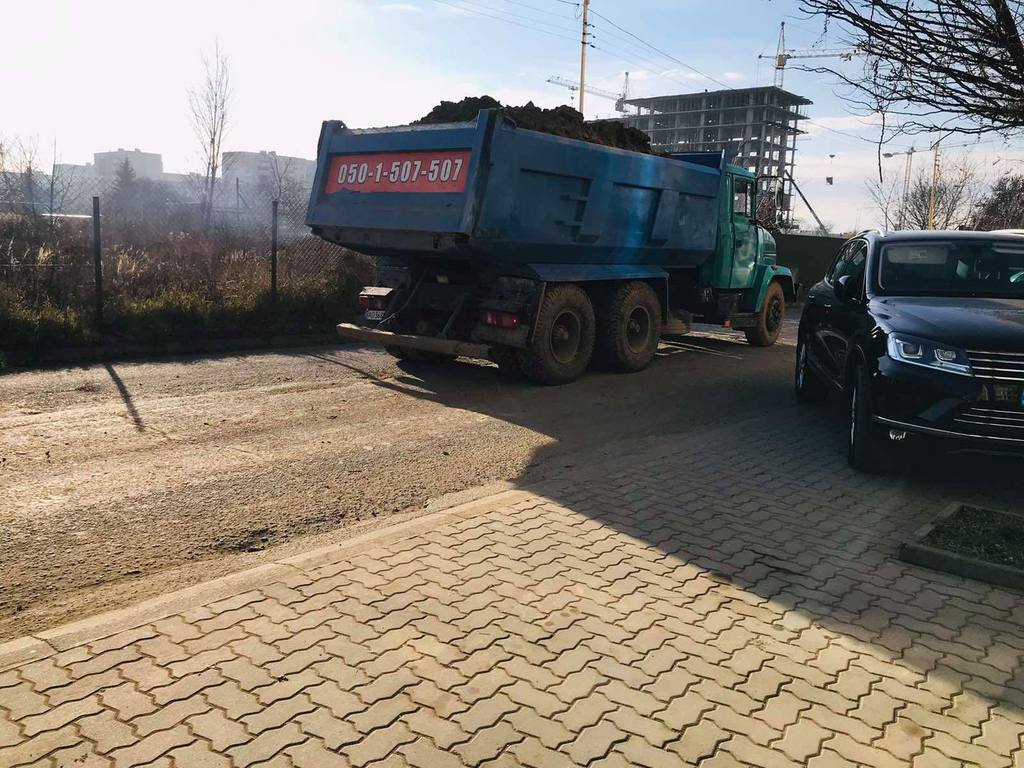 Ужгородським забудовникам нагадують про заборону виїзду авто з будмайданчиків із забрудненими колесами на дороги
