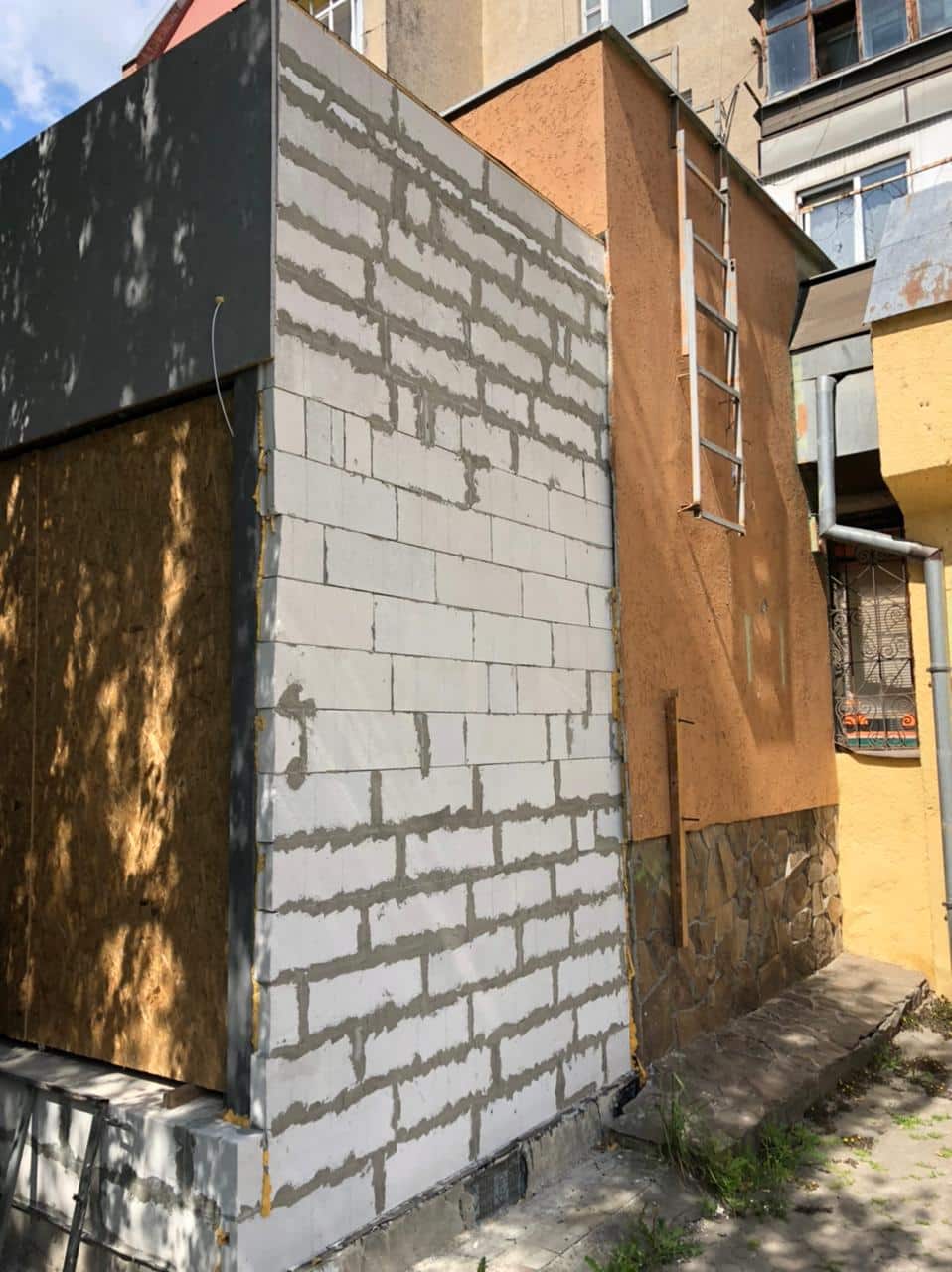 На вулиці Тиводара Легоцького, 3 в Ужгороді виявили самовільне будівництво