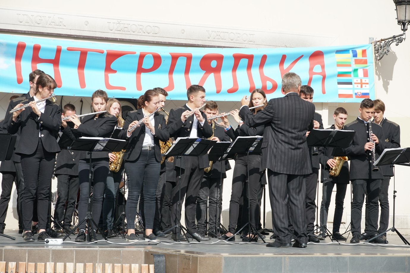 В Ужгороді освітян вітали студенти музичного коледжу