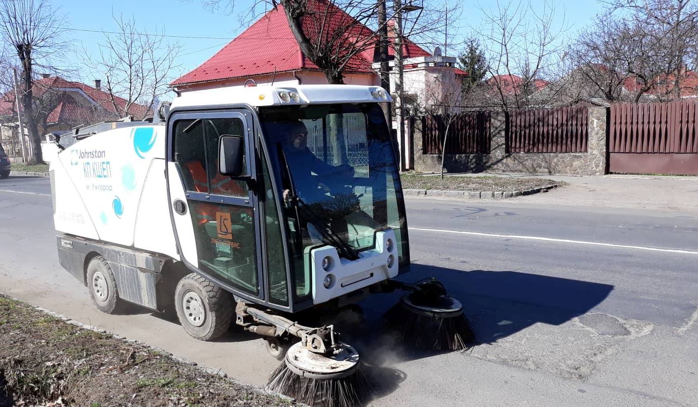 Механізоване прибирання вулиць Ужгорода