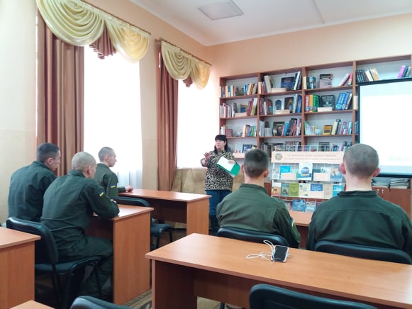 У головній бібліотеці міста нацгвардійці читали вірші до Дня української писемності та мови