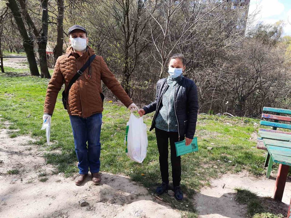 В Ужгороді соціальні працівники продовжують передавати продуктові набори і засоби гігієни тим, хто цього найбільше потребує