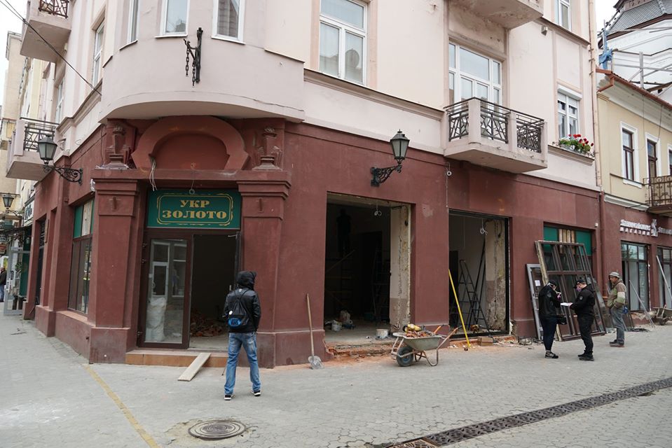 Роботи з оздоблення фасаду в центрі Ужгорода перевірили працівники управлінь муніципальної варти й містобудування та архітектури
