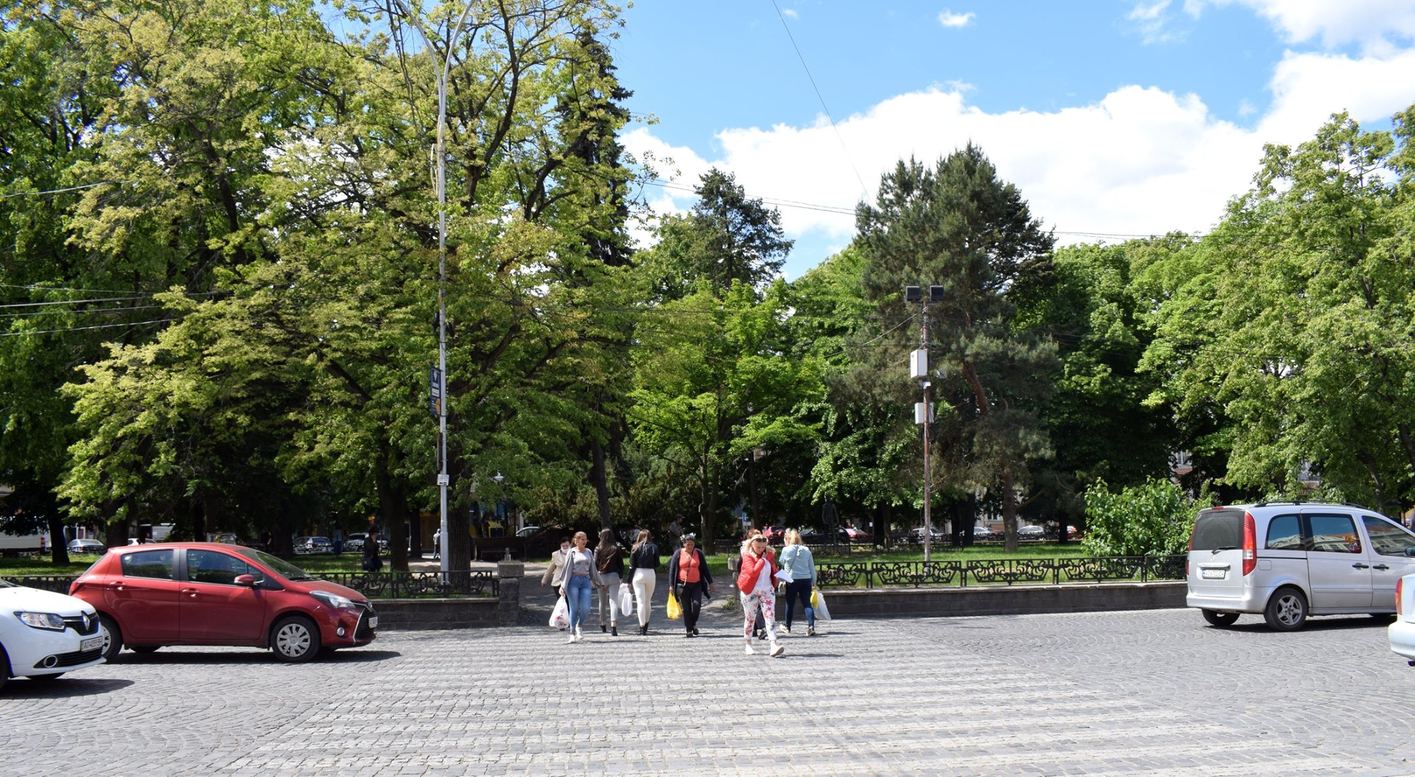В Ужгороді розпочали капітальний ремонт зеленої зони на площі Шандора Петефі