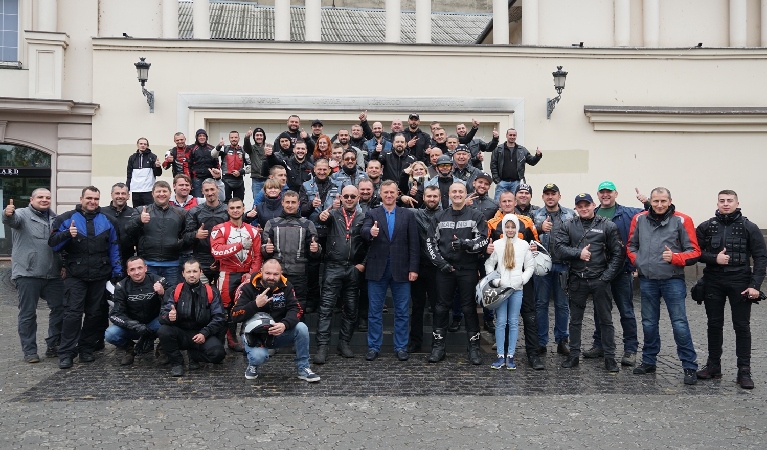 Близько півтори сотні байкерів сьогодні в Ужгороді відзначили закриття мотосезону 