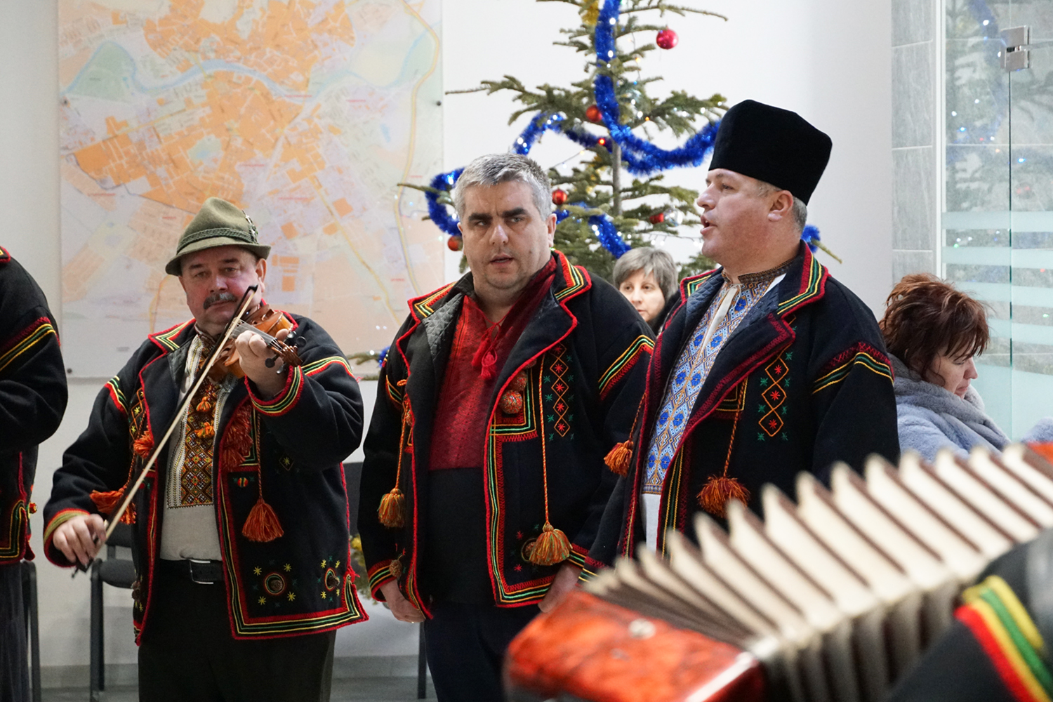 Колектив Ужгородської міської ради із Різдвом Христовим вітали священнослужителі