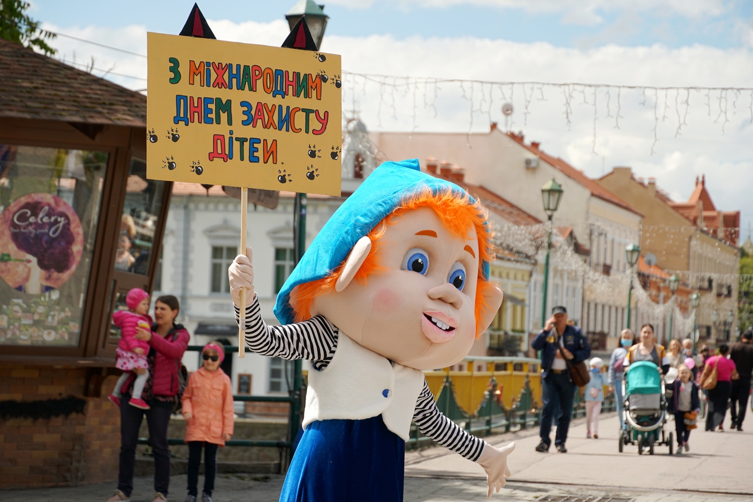Флеш-арт до Міжнародного дня захисту дітей відбувся сьогодні на площі Театральній в Ужгороді
