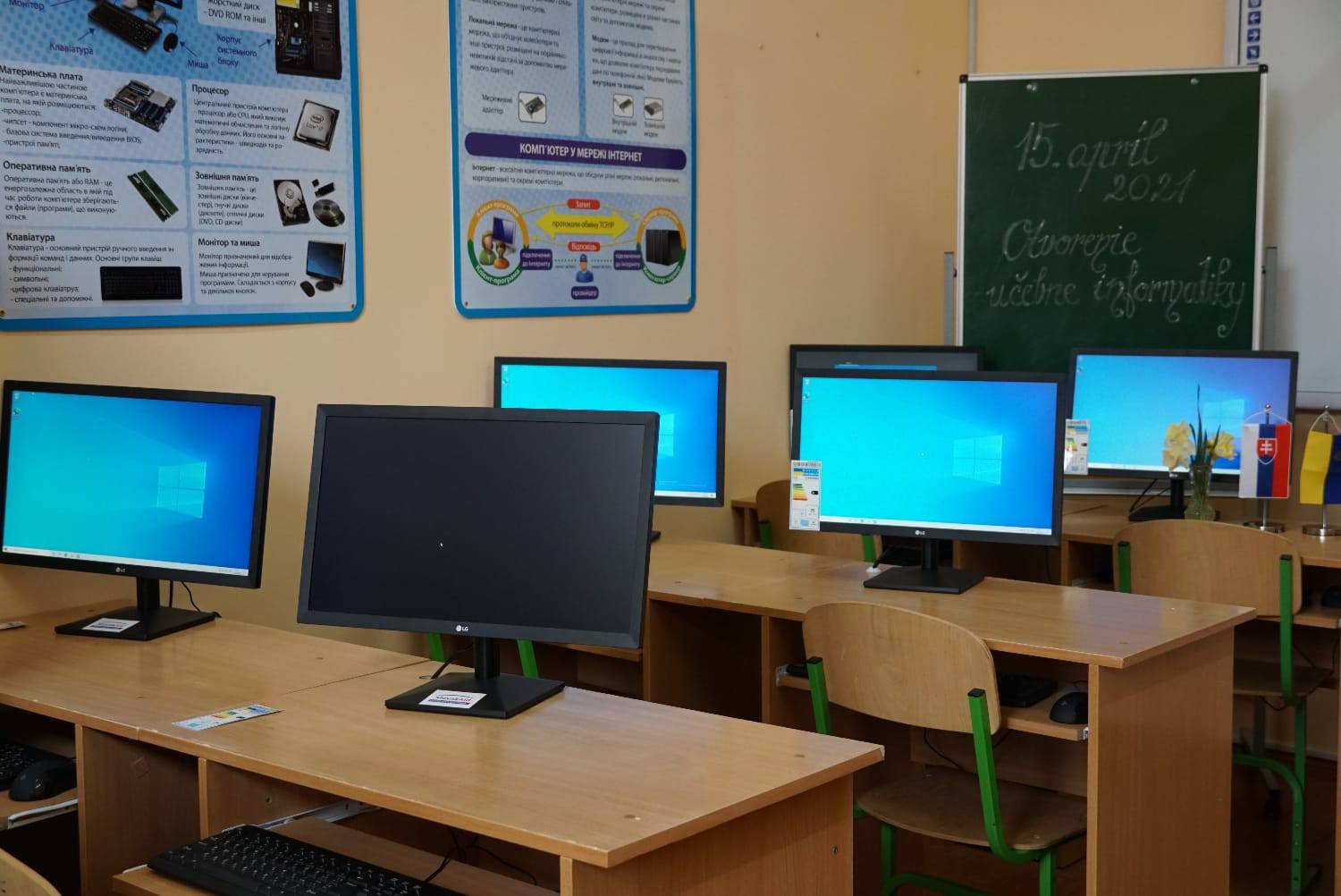 За підтримки словацьких партнерів в ужгородській школі №4 відкрили сучасний комп’ютерний клас