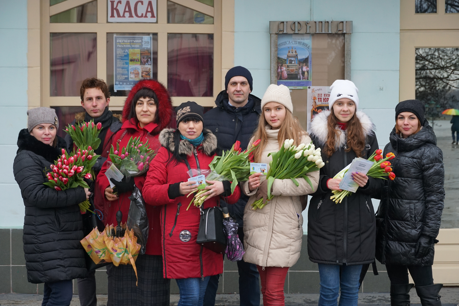 У центрі Ужгорода дарували квіти