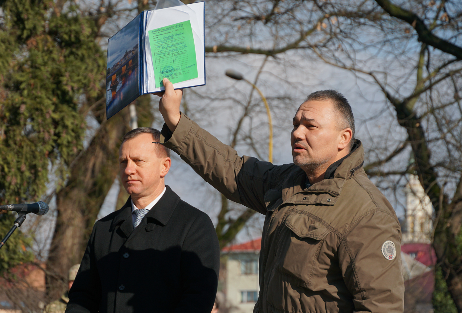 Міський голова Ужгорода Богдан Андріїв вручив ордер на квартиру воїну-афганцю