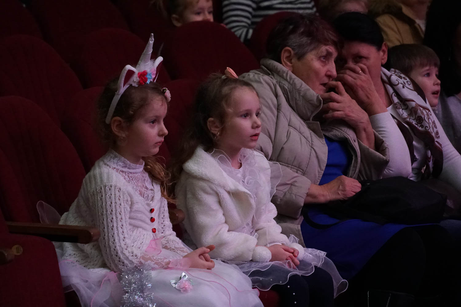 Діток Ужгорода із родин, які потребують особливої соціальної уваги та допомоги,  вітали із новорічно-різдвяними святами