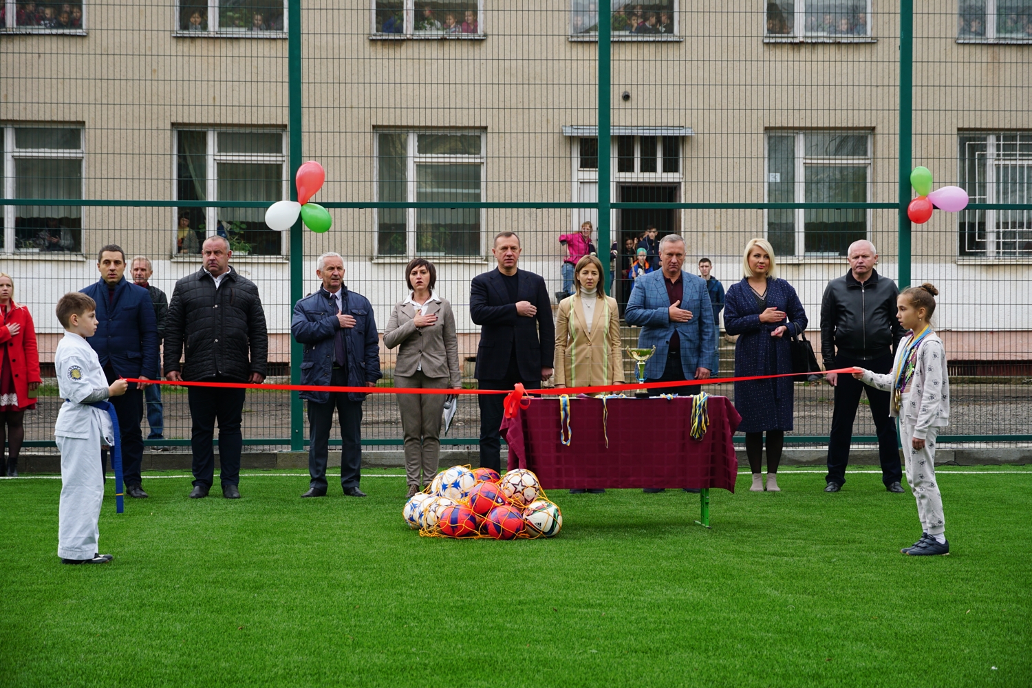 В Ужгороді урочисто відкрили черговий спортивний майданчик зі штучним покриттям