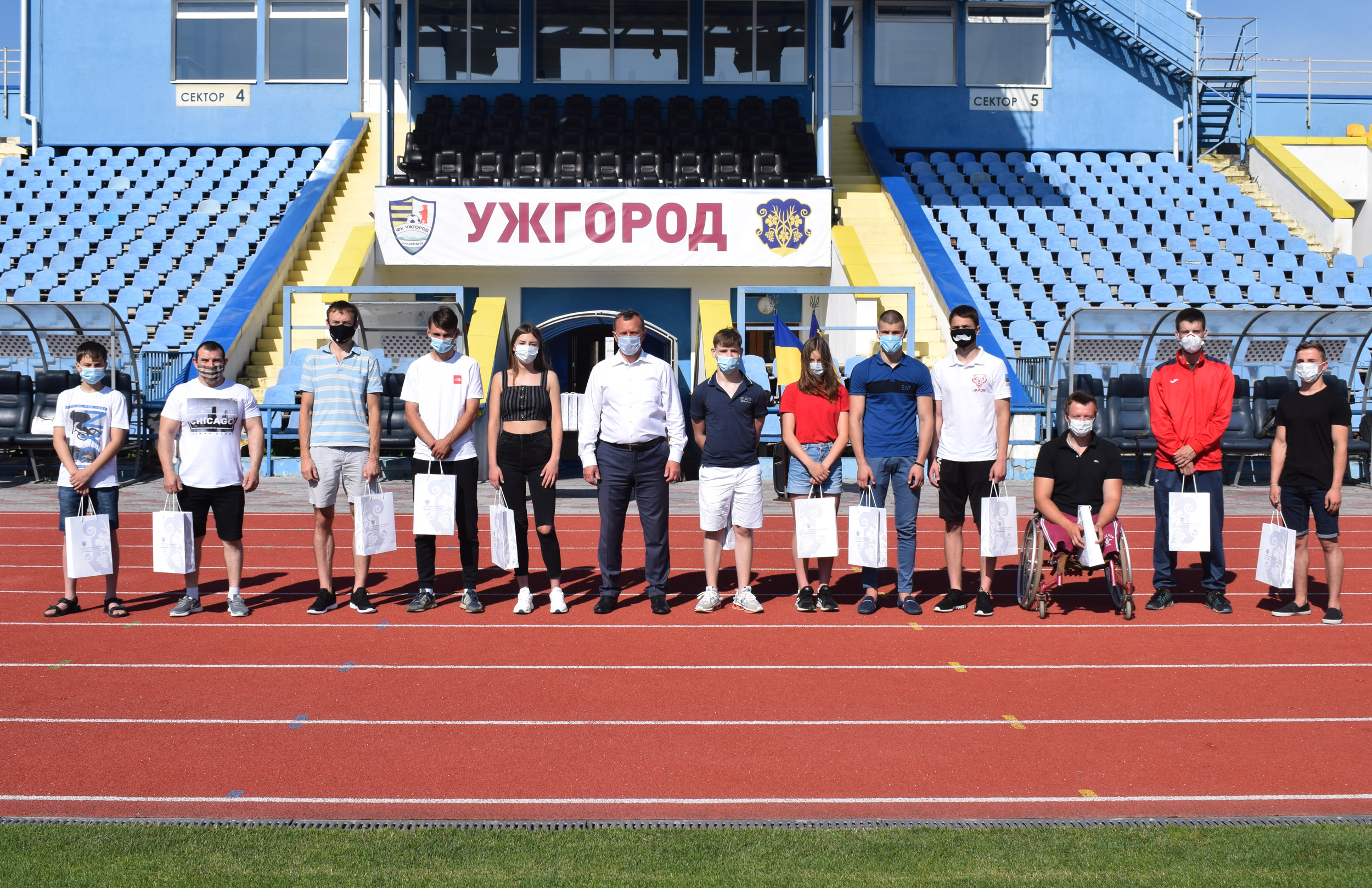 Міський голова Богдан Андріїв зустрівся із кращими спортсменами Ужгорода, які отримуватимуть щомісячні премії міськради