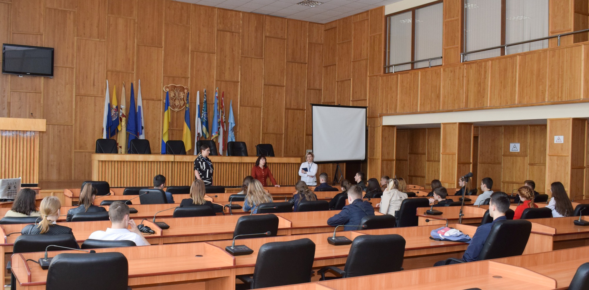 Студенти природничо-гуманітарного коледжу УжНУ ознайомилися з роботою ЦНАПу та реєстраційних служб Ужгородської міськради 