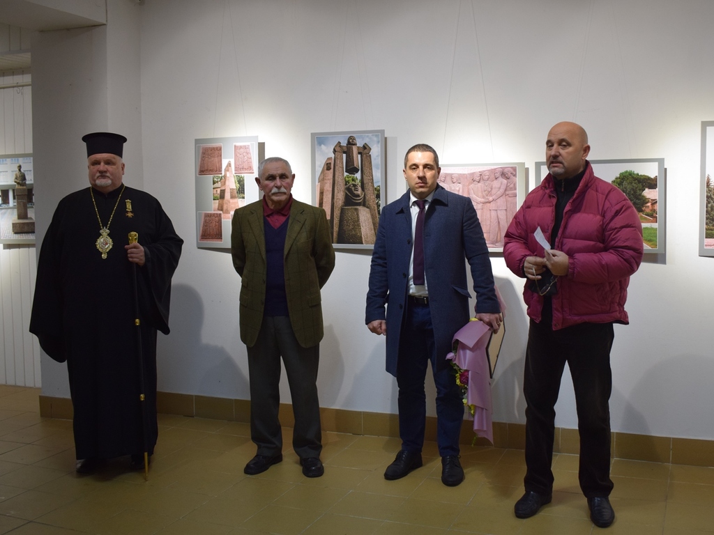 В Ужгороді – виставка до ювілею скульптора Василя Олашина