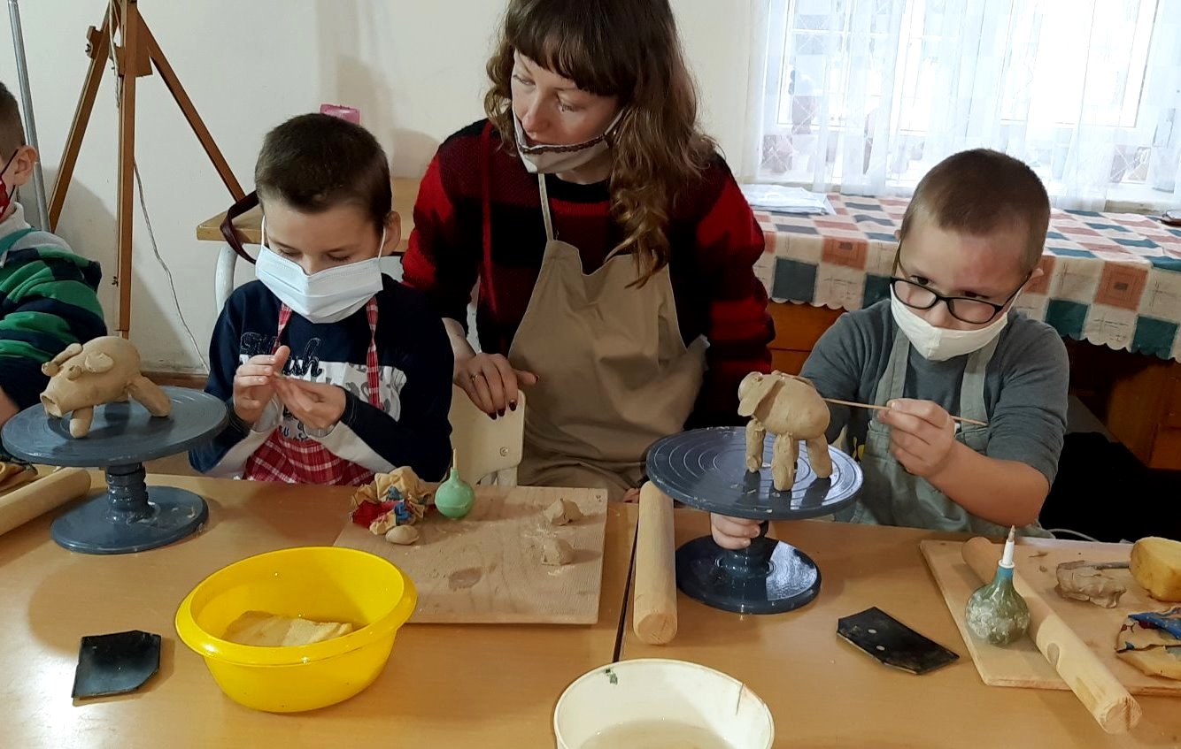 В Ужгороді для дітей з особливими освітніми потребами проводять арт-терапію