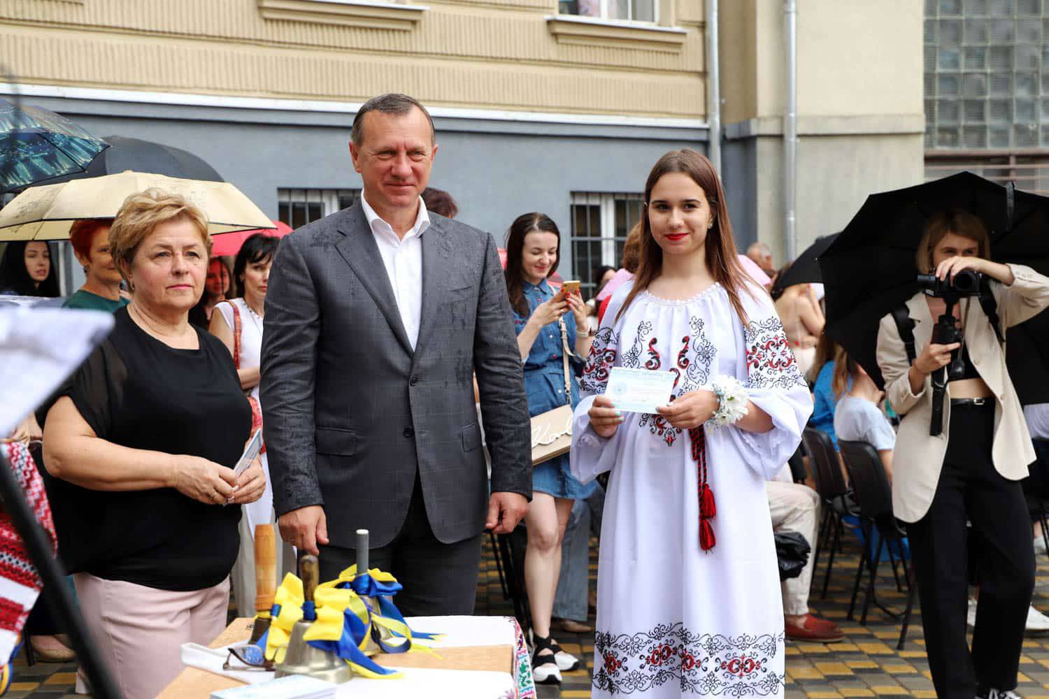 Міський голова Богдан Андріїв вручив медалі випускникам ужгородської Лінгвістичної гімназії
