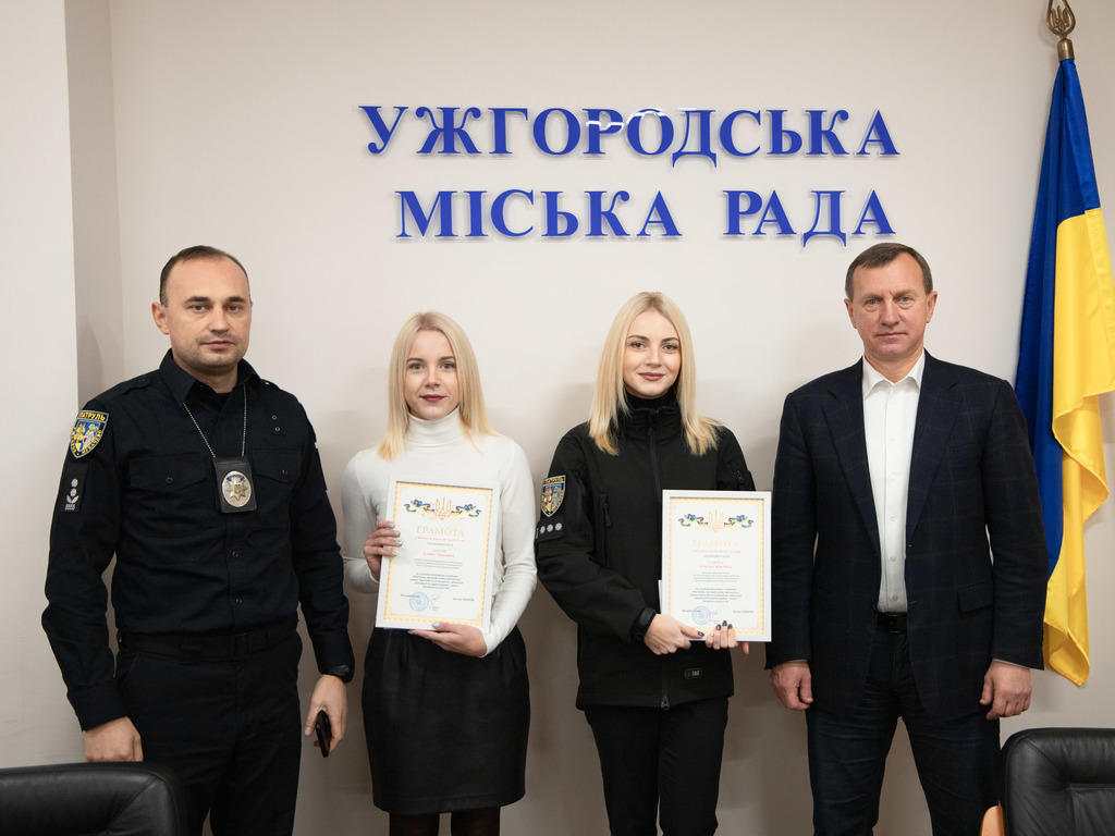 Міський голова Богдан Андріїв нагородив патрульних поліцейських Емілію Савчук та Еліну Даков