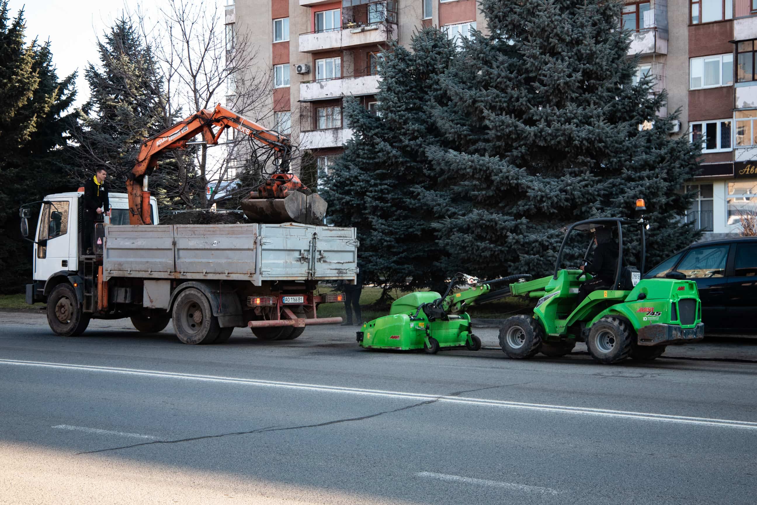 Комунальні служби та обслуговувальні організації прибирають Ужгород після зими