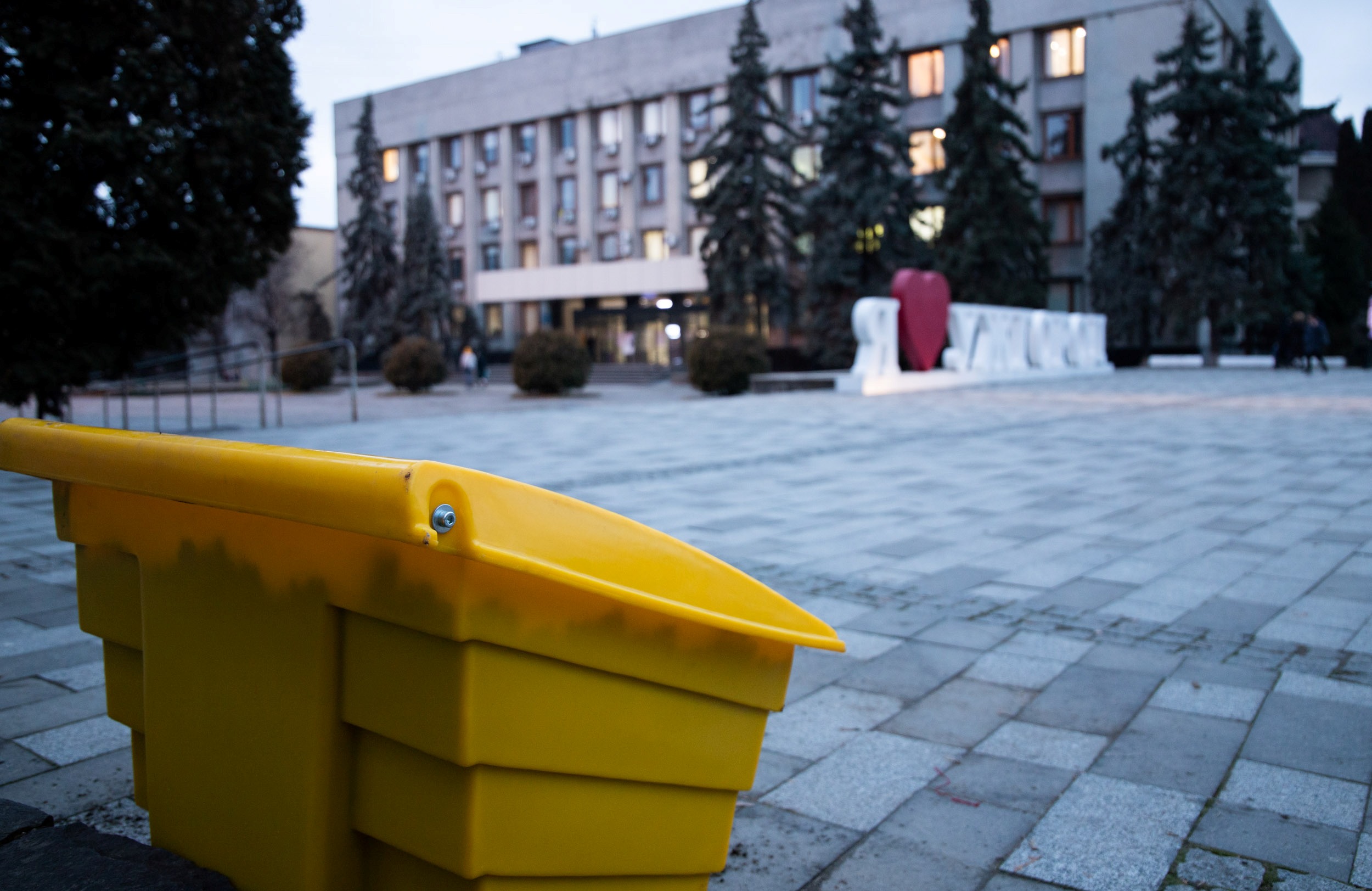 У центрі Ужгорода встановили контейнери для зберігання протиожеледної суміші