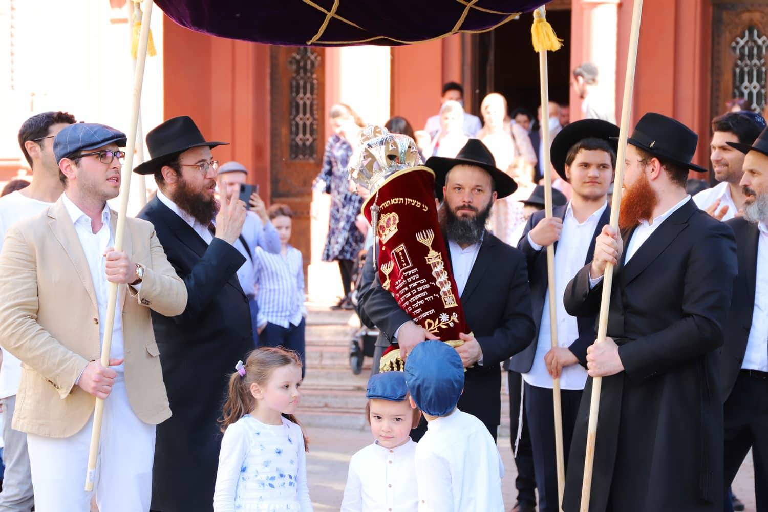 Свято Ахнасат Сефер Тора – внесення нового сувою Тори до синагоги – відбулося напередодні в Ужгороді