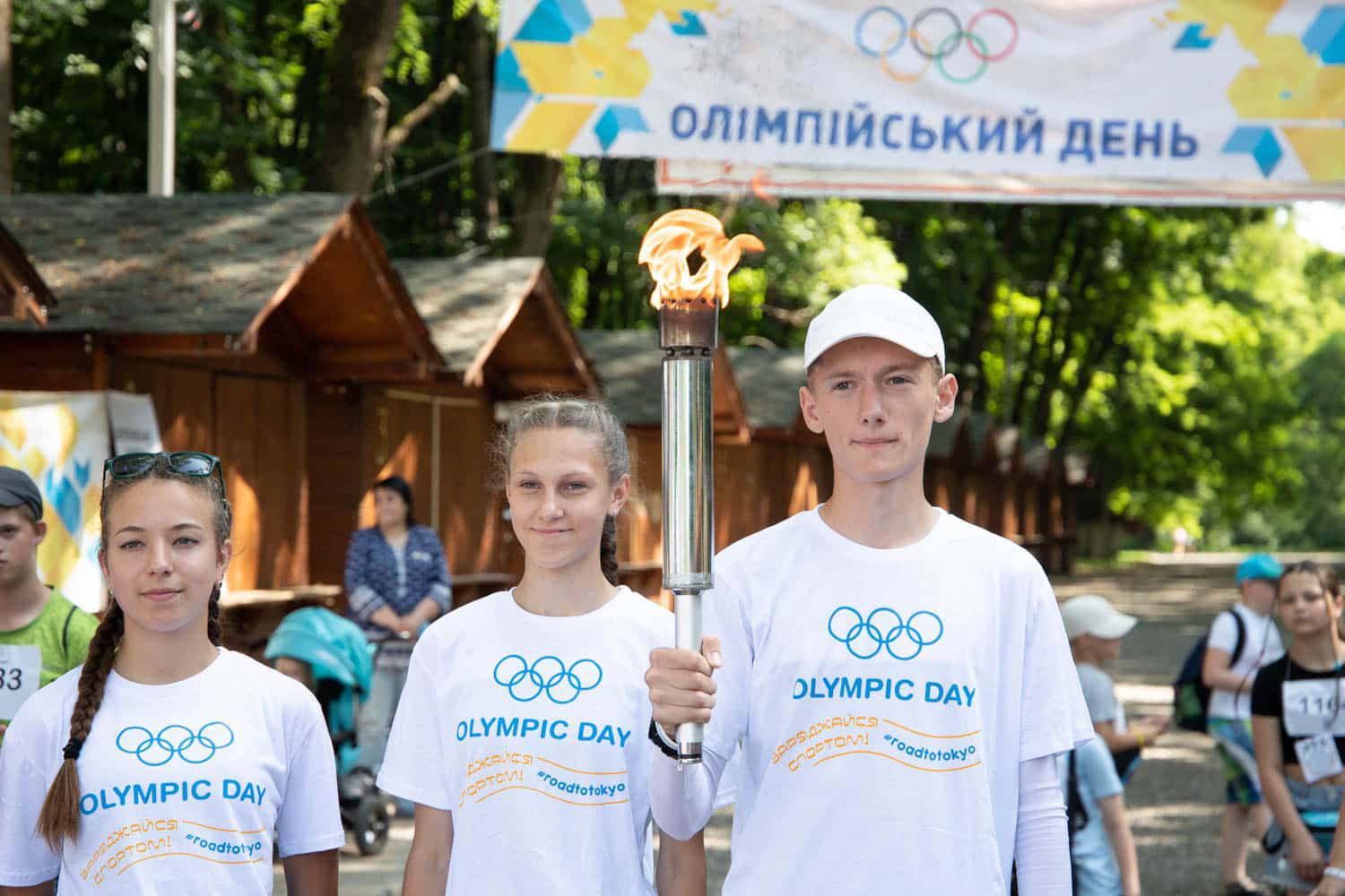 Міжнародний Олімпійський день відзначили в Ужгороді естафетою передачі вогню та показовими виступами спортсменів