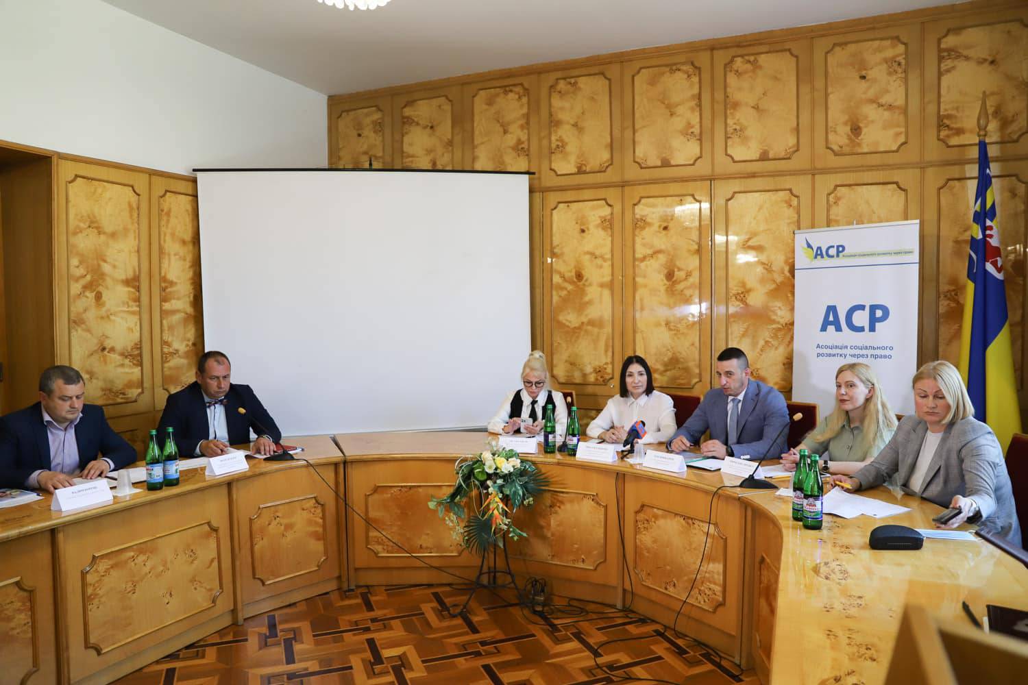 Сучасні виклики соціального розвитку на Закарпатті обговорювали на круглому столі в Ужгороді