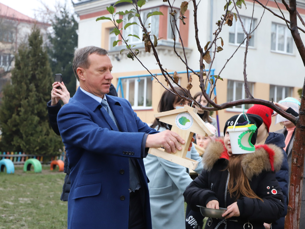Ужгородським школам та дитсадкам лісівники передали дві сотні годівничок