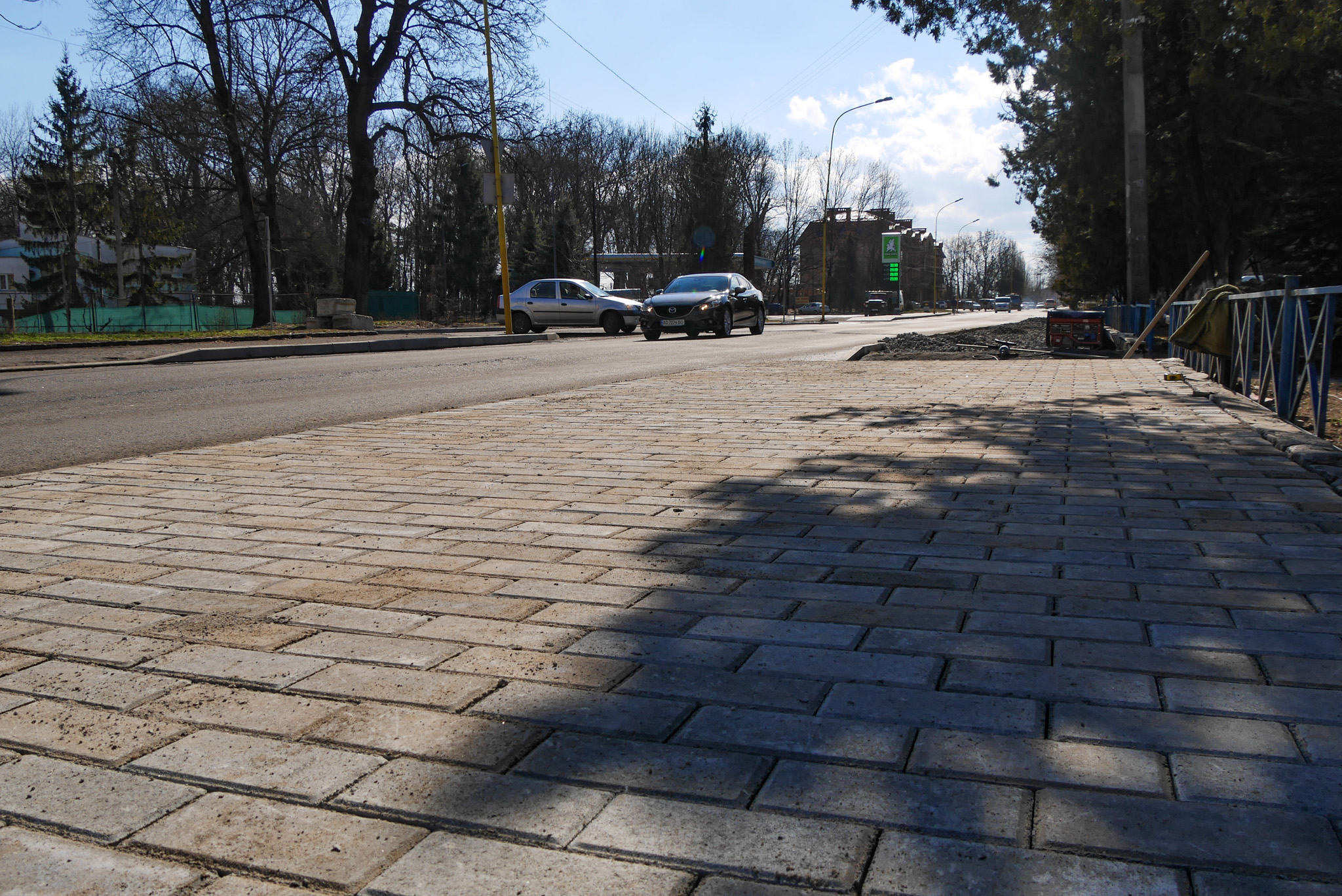 На вулиці Шумній в Ужгороді почали вимощувати плиткою тротуари