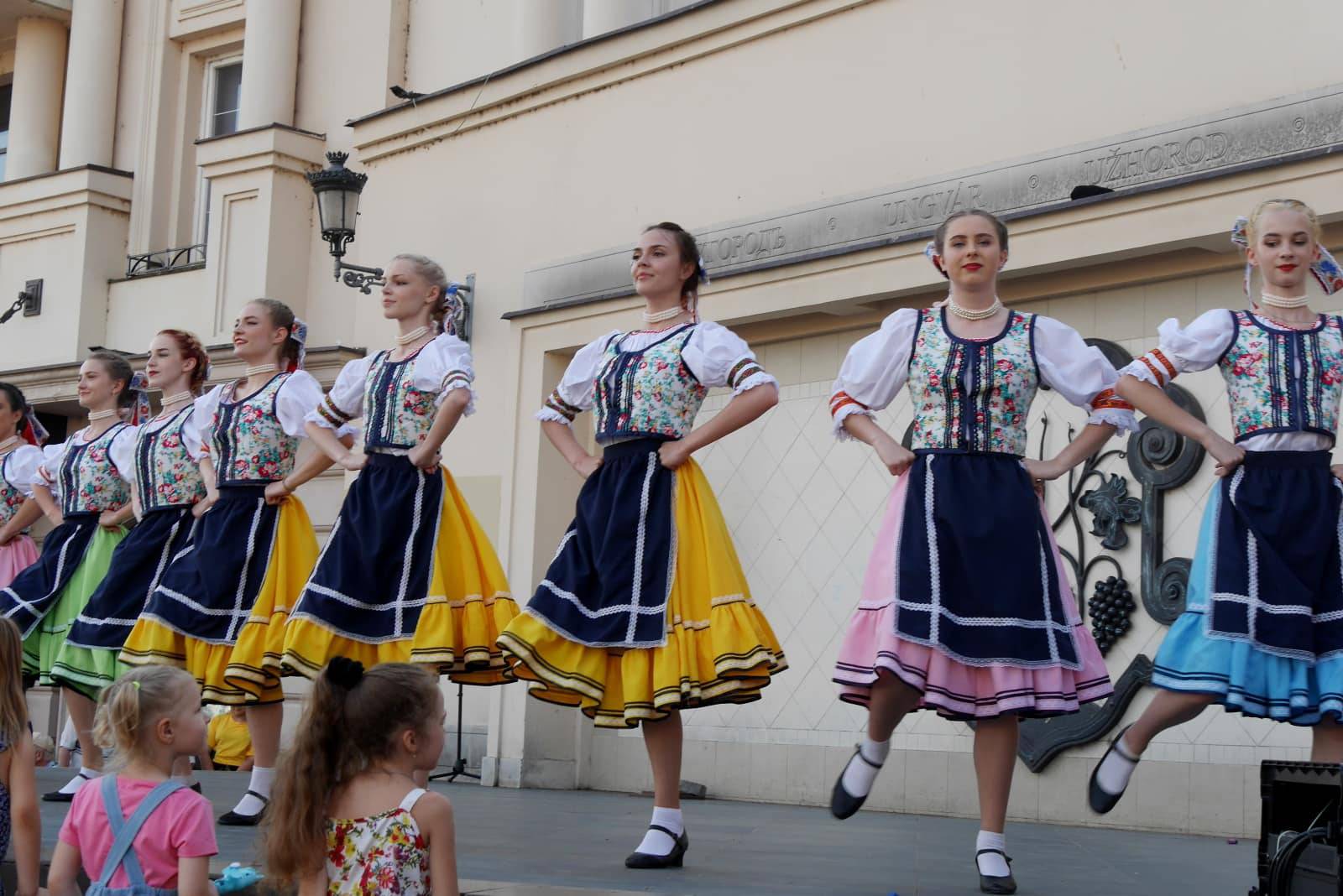 Два десятки виконавців виступили на площі Театральній в Ужгороді з нагоди Дня Конституції України 