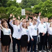 Вночі на вулицях Ужгорода продовжували наносити дорожню розмітку