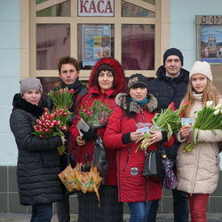 У центрі Ужгорода дарували квіти