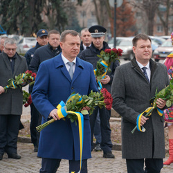 В Ужгороді поклали квіти до пам'ятника з нагоди 206-ї річниці з дня народження Тараса Шевченка