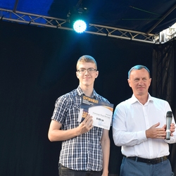 Фестиваль фарб Холі, концерт, вручення премії міського голови - В Ужгороді яскраво відзначили День молоді