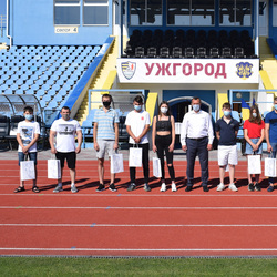 Міський голова Богдан Андріїв зустрівся із кращими спортсменами Ужгорода, які отримуватимуть щомісячні премії міськради