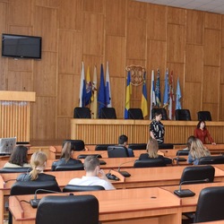 Студенти природничо-гуманітарного коледжу УжНУ ознайомилися з роботою ЦНАПу та реєстраційних служб Ужгородської міськради