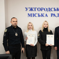 Міський голова Богдан Андріїв нагородив патрульних поліцейських Емілію Савчук та Еліну Даков