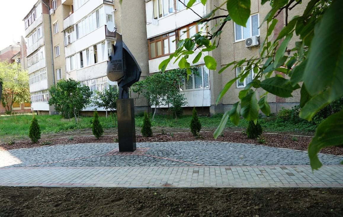 Пам’ятник «Розірваний лист життя» на вулиці Адольфа Добрянського в Ужгороді оновили і зробили навколо благоустрій