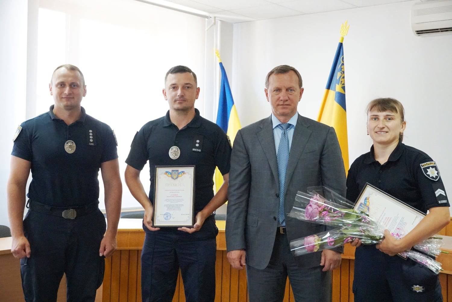 Міський голова Богдан Андріїв вручив грамоти міськради патрульним поліцейським