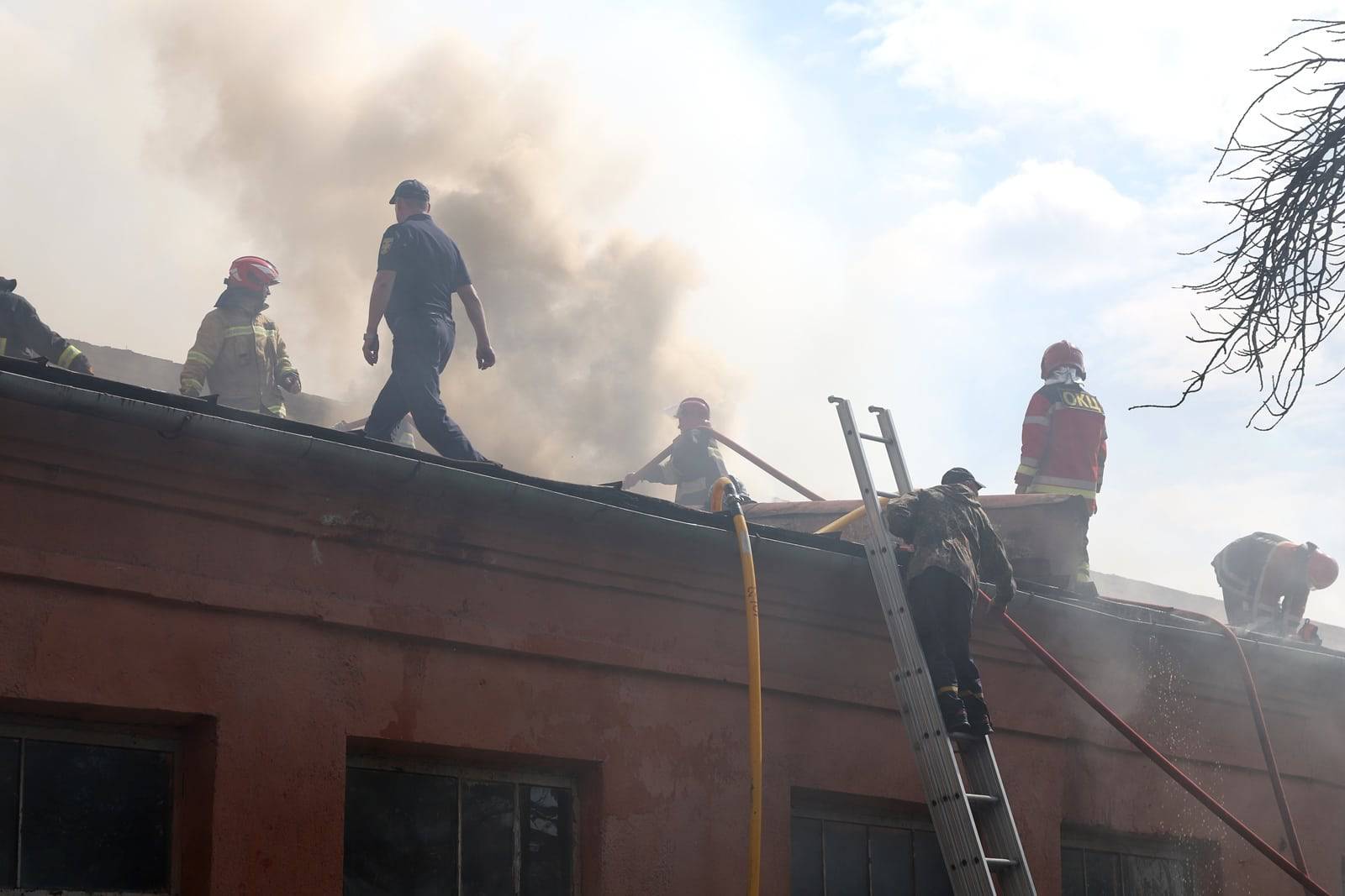 Спецтехніку ужгородських КП залучили до гасіння пожежі на території колишнього механічного заводу