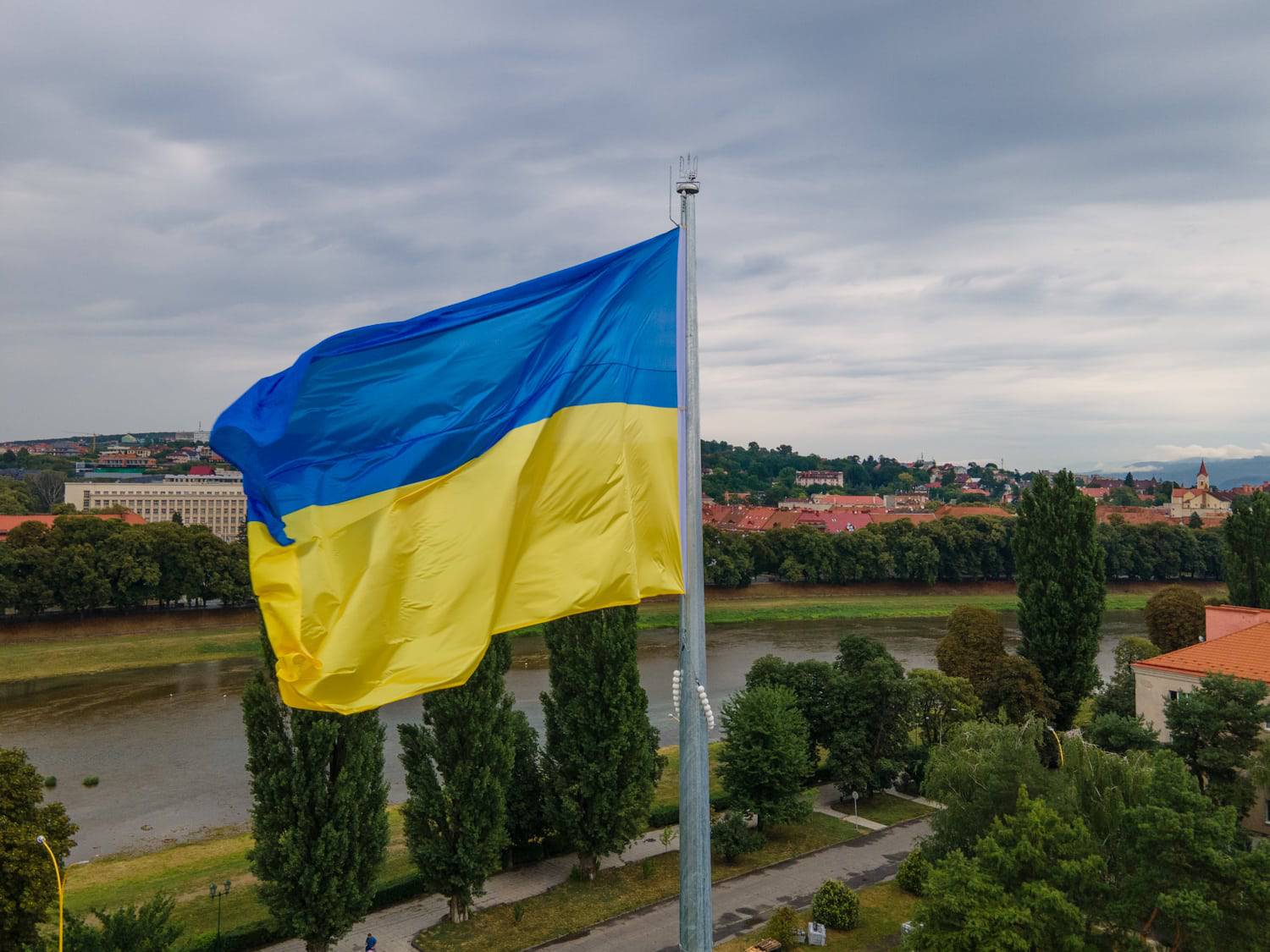 У День Прапора в Ужгороді підняли найвищий у краї синьо-жовтий стяг