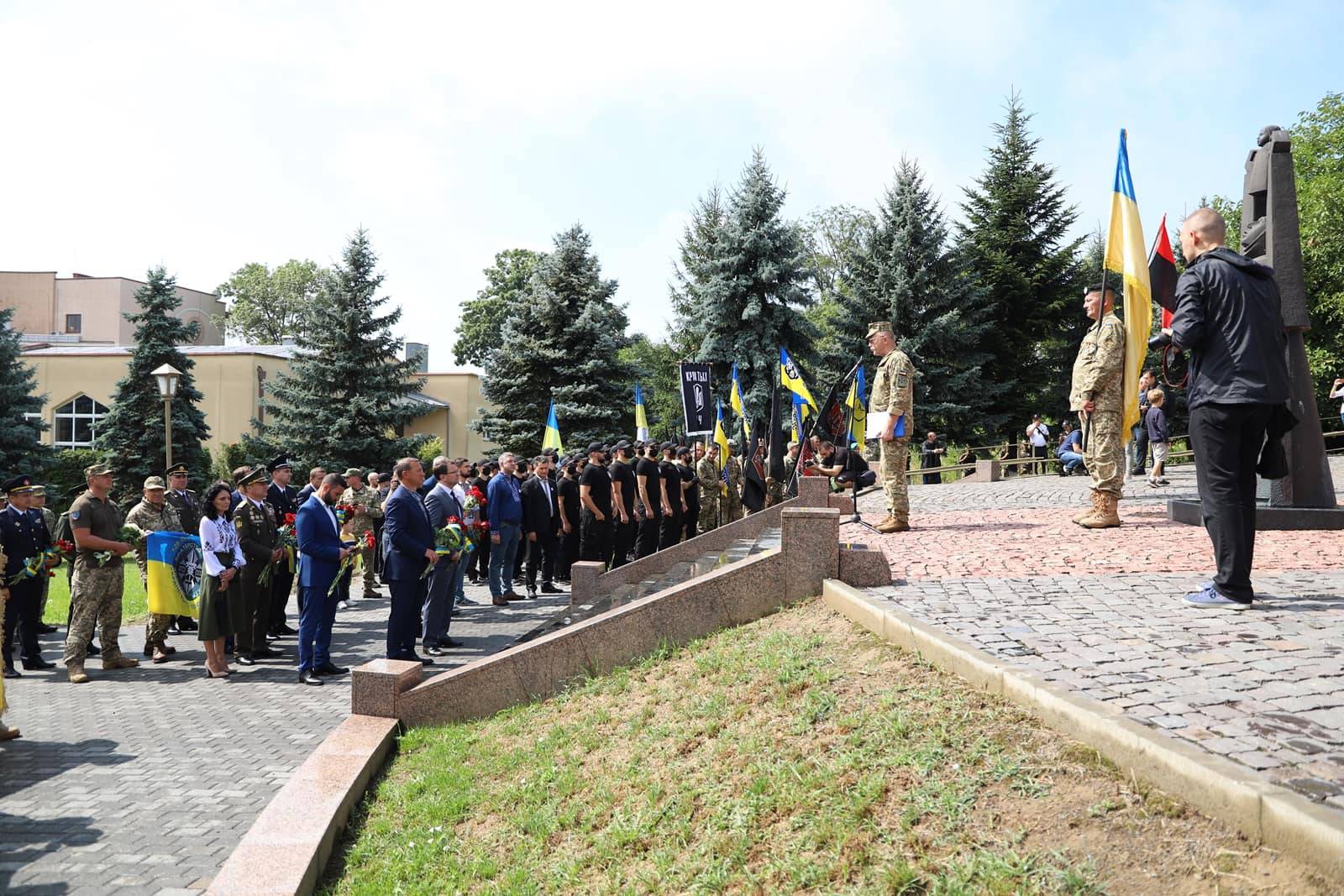 В Ужгороді поіменно згадали закарпатців, які загинули на сході України